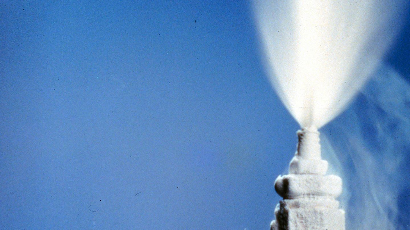 Cryogenic liquid/gas spraying from a nozzle