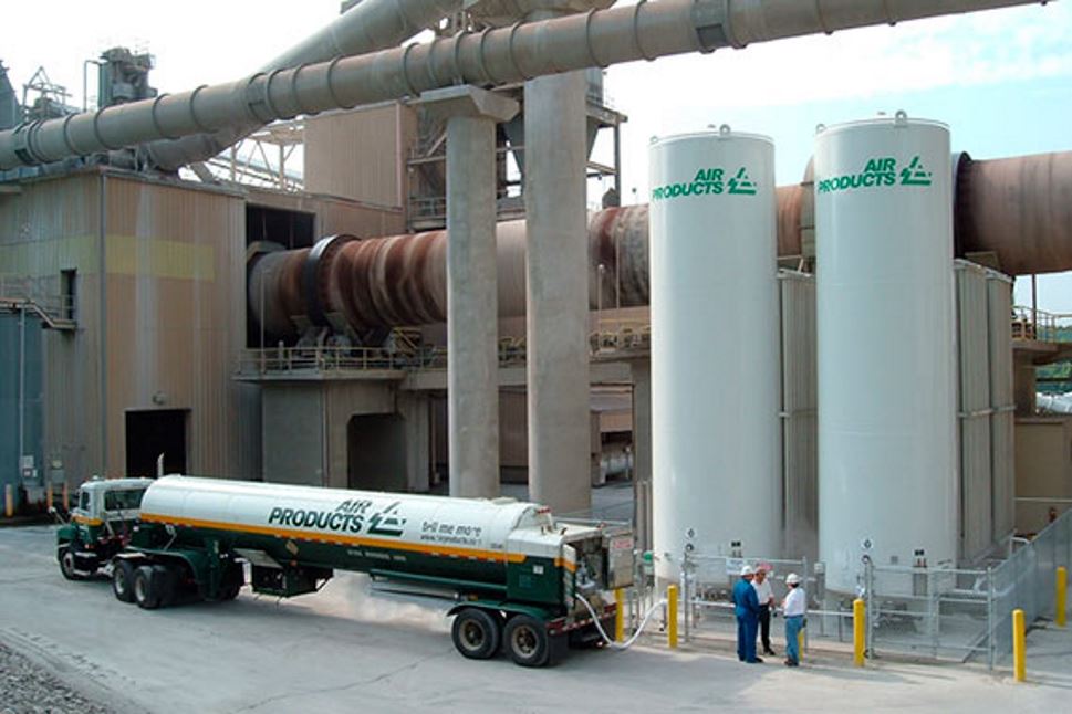 Air Products tanker truck in front of cement factory