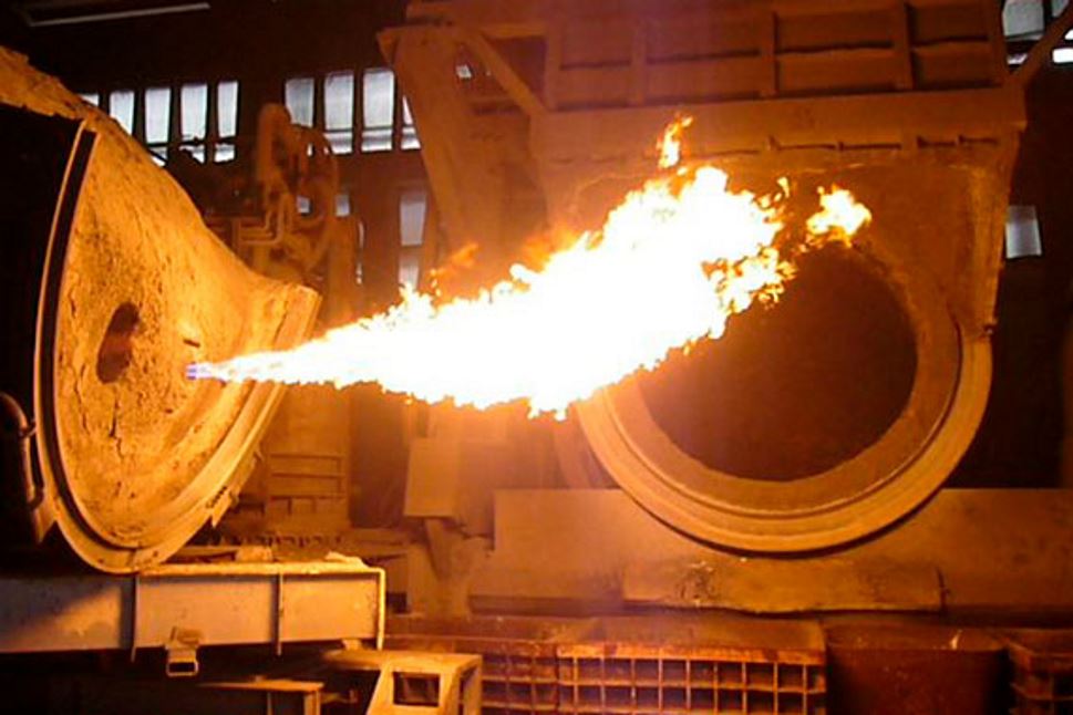 Oxy-fuel burner installed in the door of a rotary furnace